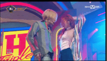 其实triple h从出道起就挺有争议的,主要是因为歌舞的尺度都很大