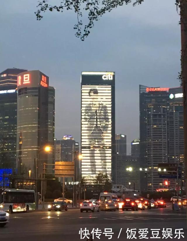 粉丝为蔡徐坤出道1天集资30万,3000多支名贵