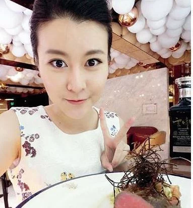 57岁黄宏与小6岁妻子近照 女儿颜值很高原来竟是她 - 荆楚神韵 - hanshiyyx999的博客 t0183f4e2f18f4e10e4.jpg?size=383x411