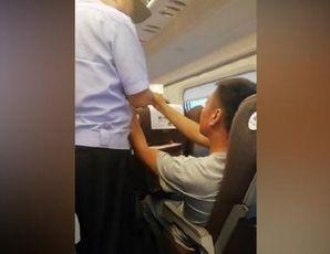 高铁霸座男子后又一奇葩事,男子在高铁内抽烟