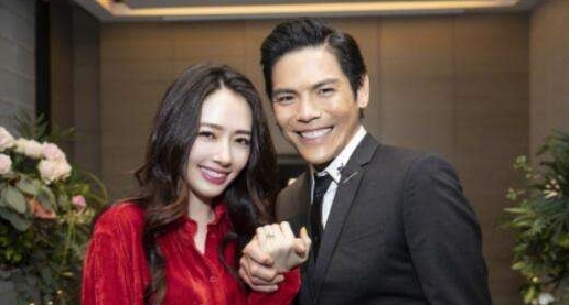 向佐成功求婚郭碧婷,前女友微博晒照7字回应,