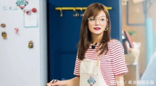 赵薇新加坡国籍被央视点名, 深夜感慨发文: 一切