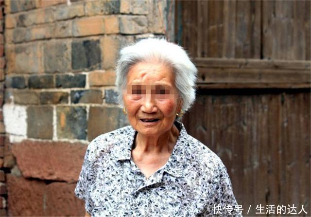 老母亲找儿子要钱看病,儿子却让她写借条,回家拿出钱一看傻了