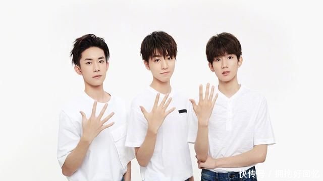 王俊凯回母校参加校庆,同学们为他唱生日歌,小