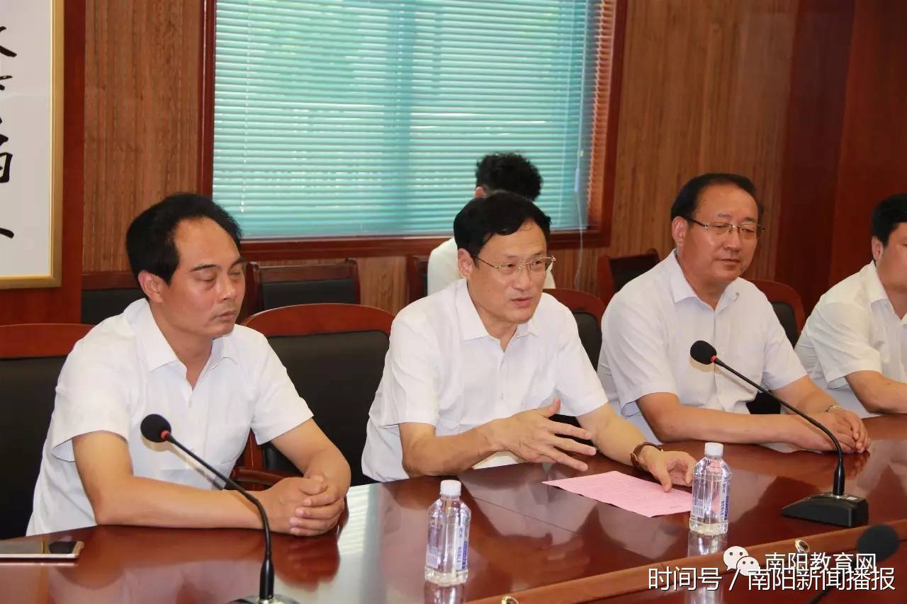 南都实验中学执行校长李卓民与劳埃德亲切会面