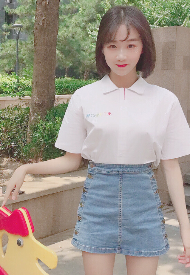 李子璇穿樱桃衬衫+背带裙好显嫩，贴纸身上纹，豆姐是个社会人!