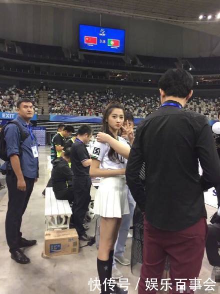 关晓彤穿百褶裙踢足球抓人眼球,与鹿晗隔空秀