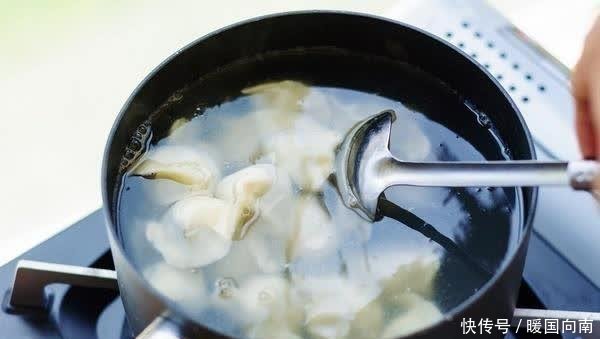 煮水饺一定要开水下锅?那你就错了,如此做,饺