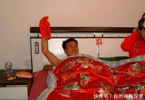 去农村参加婚礼,闹婚房时很新鲜,可伴娘却受不了,跑出了屋!