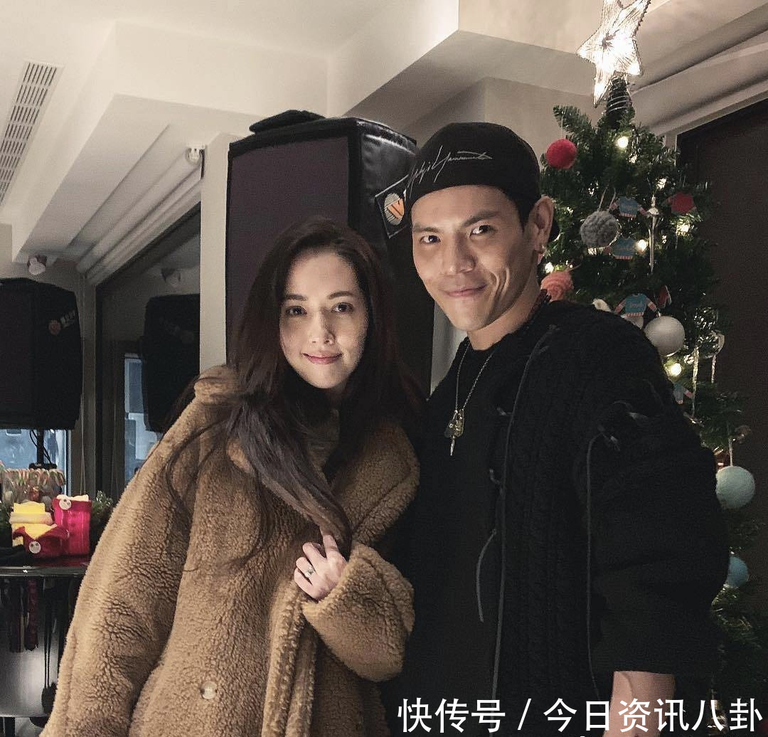 刚和郭碧婷订婚就给美女泳衣照点赞,向佐发文