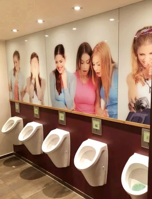 搞笑段子:男厕所里的壁画,有点尴尬啊!