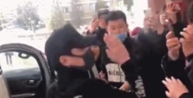 赵丽颖产后3天出院,抱着的衣服刚好遮住肚子,