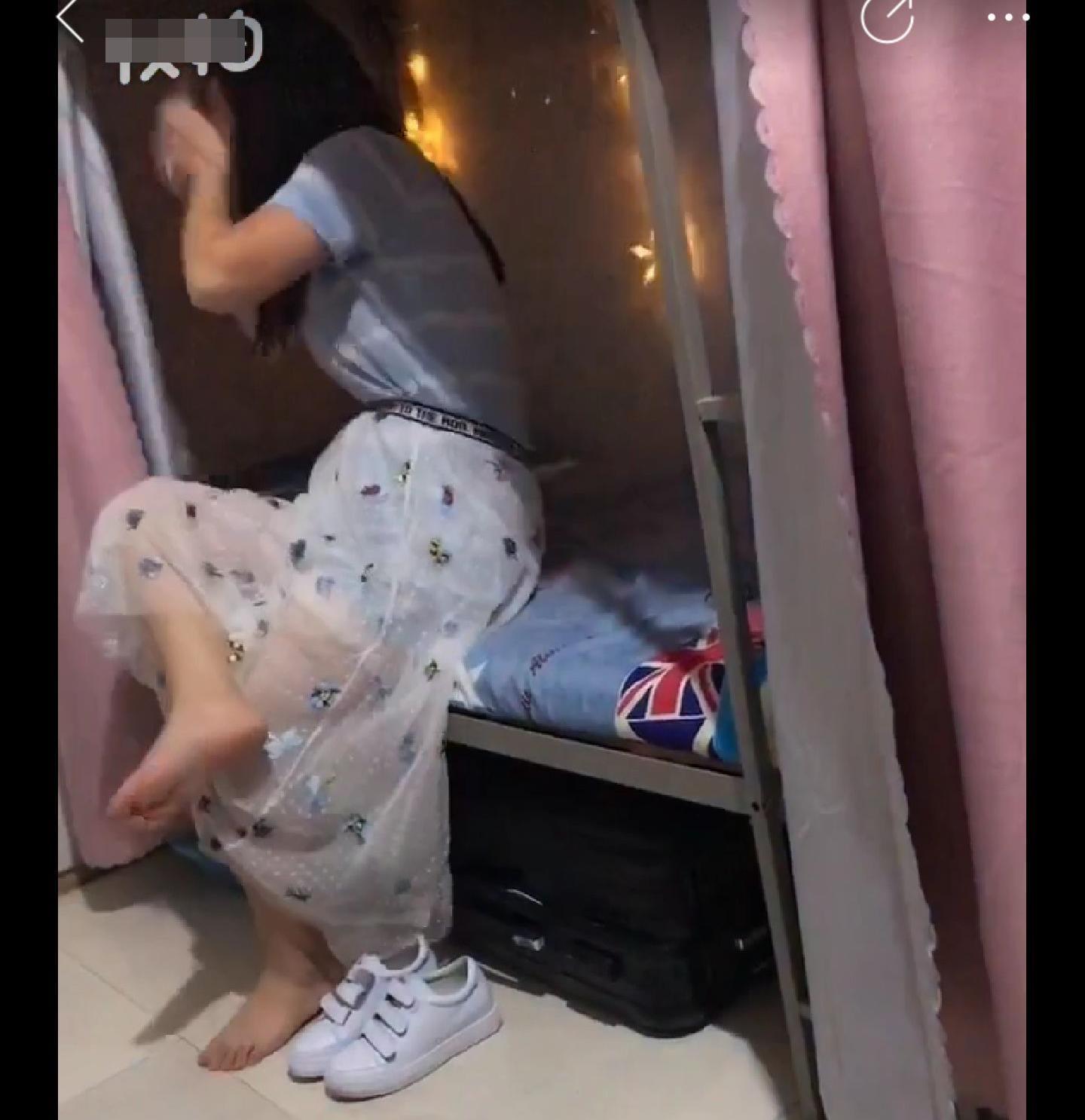 横店女群演网友脱美女被曝光,袜子:原来美女脱吗多店4s宿舍图片