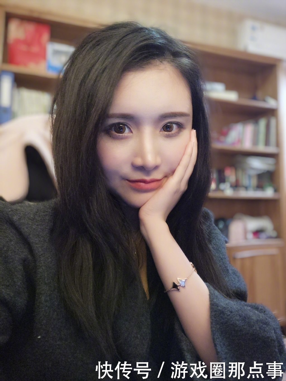 陈一发秀唯美自拍照却捂着额头 发际线太高还