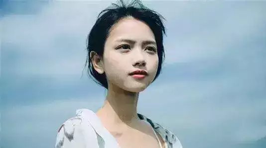 幽默笑话: 他经常在固定的单间上厕所, 有次无意