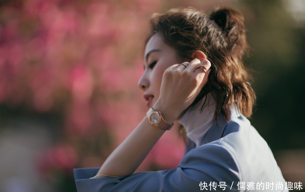 刘诗诗蓝色西装优雅知性,合影金主表情亮了,多