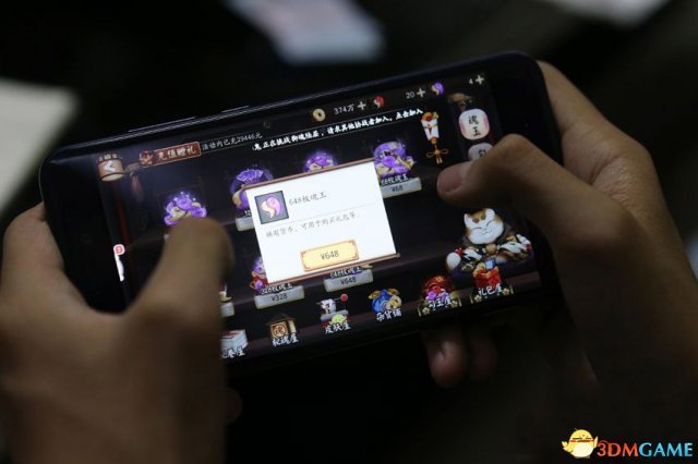 13岁男孩趁父母入睡时打游戏 不到50天充值近