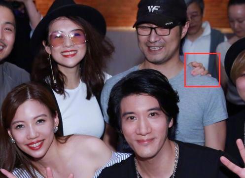 感情真好!参加王力宏生日会,章子怡全程手都舍