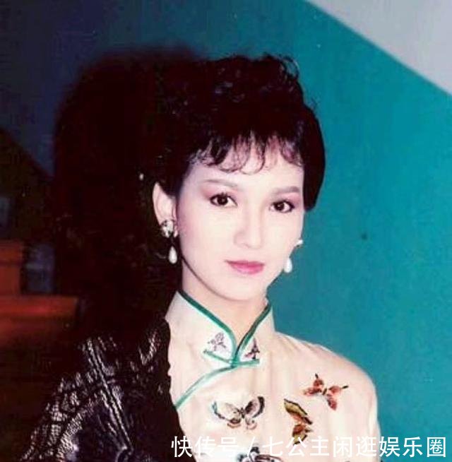 64岁赵雅芝换发型了,空气刘海扎马尾,网友奶奶