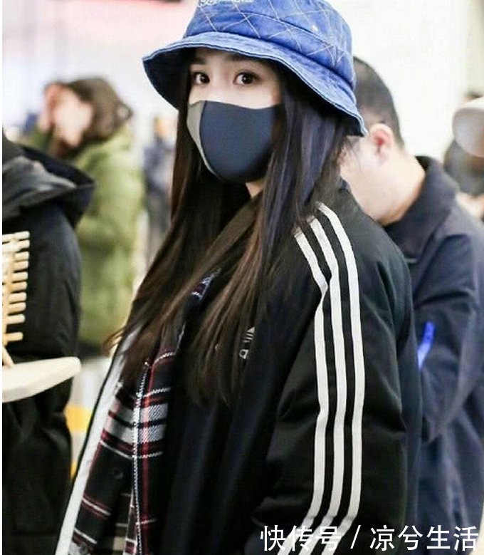 杨幂机场被粉丝包围,帽子不小心被碰掉,本尊6