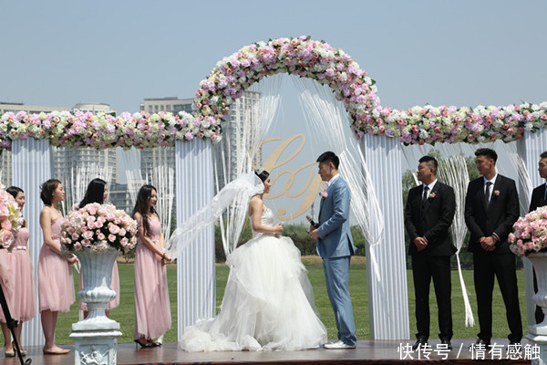 姐妹结婚，我和闺蜜去祝贺，看到新郎后我怒砸婚礼