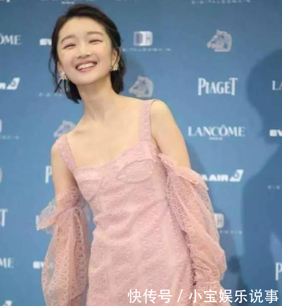 郑爽和周冬雨同穿粉色礼服,年龄近都是当红小