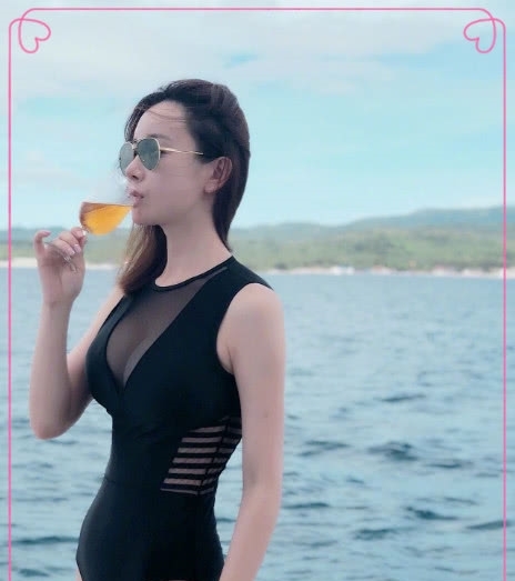 张檬晒美照,在海边大秀性感身材,一身连体泳衣