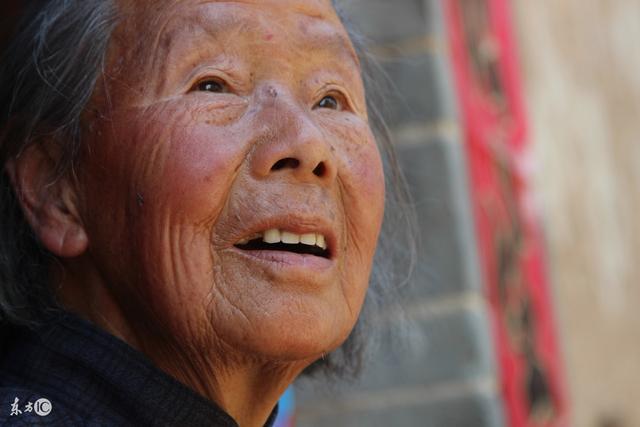 老人瘫痪,儿子女儿挣着赡养,得知她一无所有一