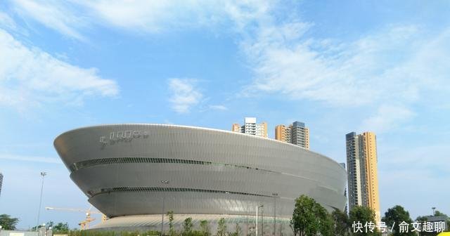 黄子韬成都演唱会自称状态不佳,除了穿得厚出