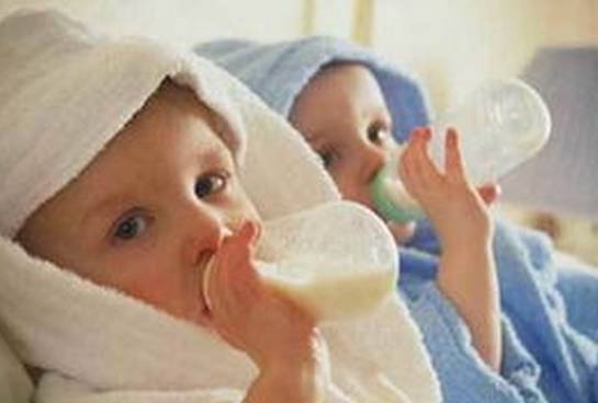 小孩这样喝牛奶方式有损健康,别怪我发晚了!