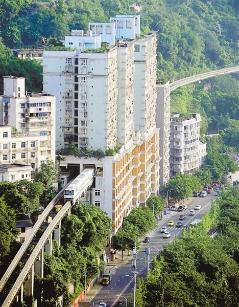 汽车在屋顶上行驶 轻轨从楼房穿堂而过 重庆为什么有这么多网红建筑?