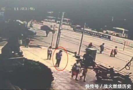 怀疑妻子有外遇离婚 刚办完手续男子当街将其