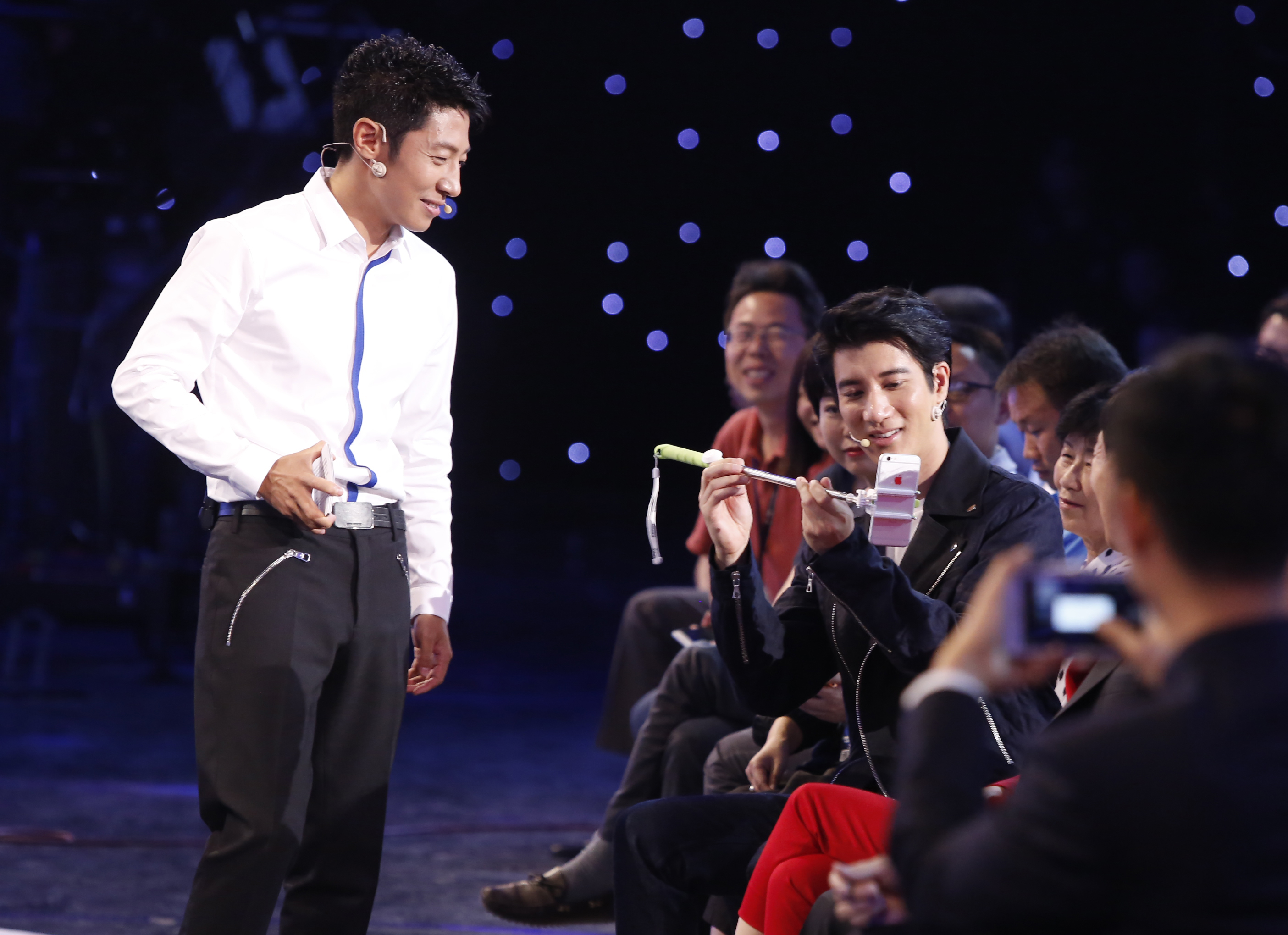 王力宏《挑战》直播首秀 太太全程陪同节目录