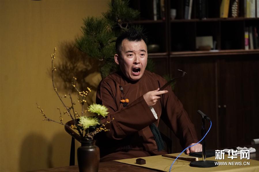 演员吴荻在表演评书《再说西游》