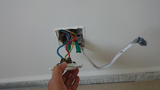 关于墙壁插座接线孔压接电线的问题