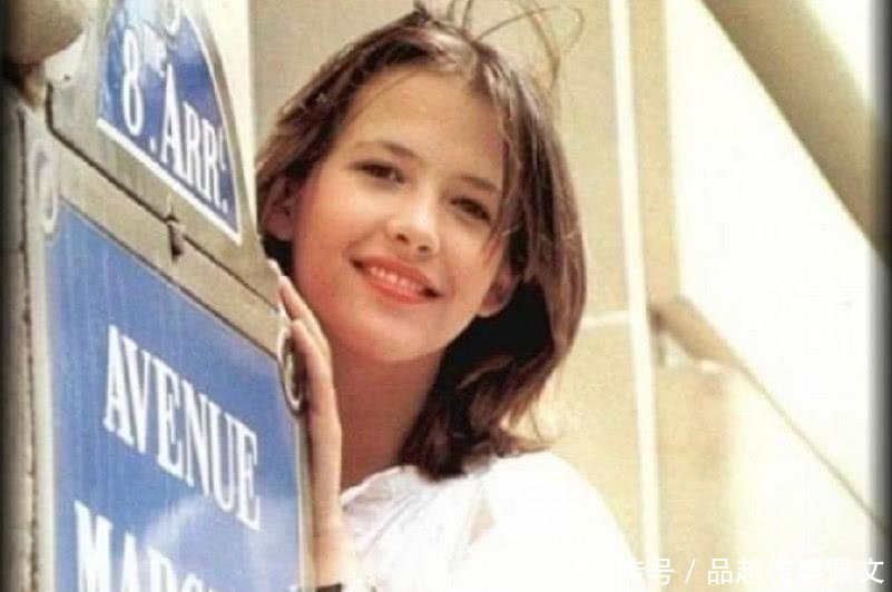 法国足球队黑压压一片, 黑人球员占了多数, 女友