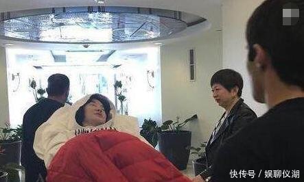 《常回家看看》演唱者陈红,瘫痪不能起身,现状