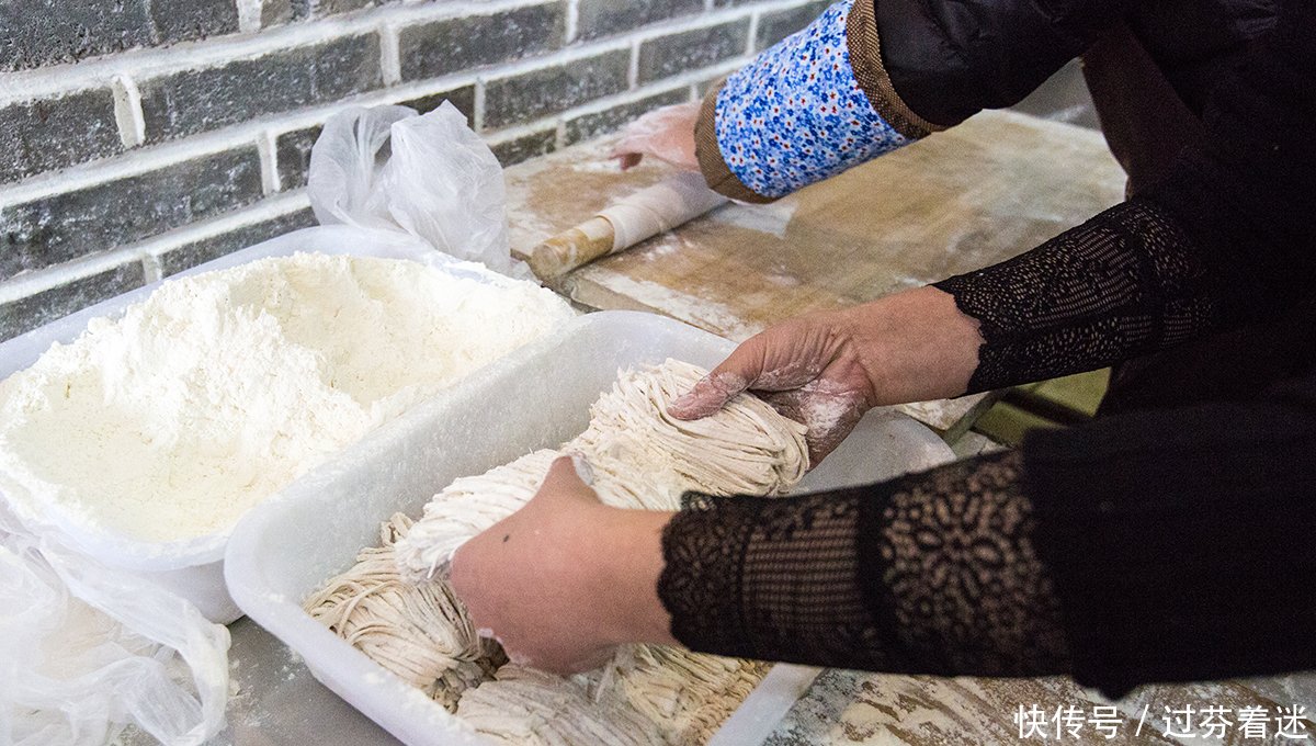 女孩美食做炝锅肉丝面成女生特色,食客不剩汤她说当农家胸小图片