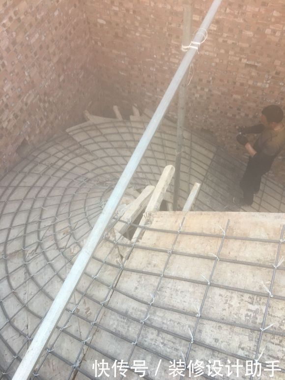 砸30万做豪华大放脚基础、旋转楼梯惹得邻居