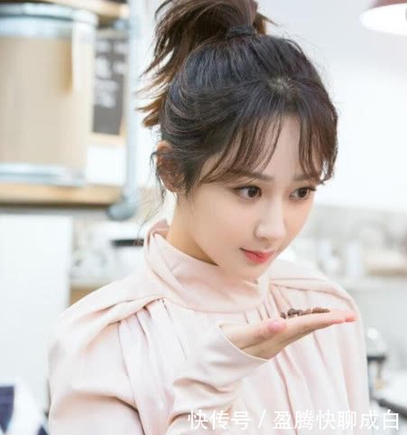 邓伦的粉丝叫灯芯,杨紫的粉丝叫紫米,而罗云熙