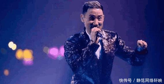张学友在舞台上深情演唱的特写镜头，背景是欢呼的观众
