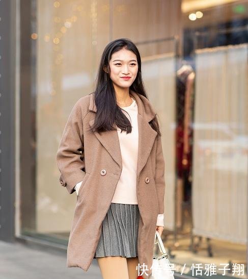 街拍图二美女搭黑裙,自带ps效果的大长腿,好炫衬衫龙州县图片