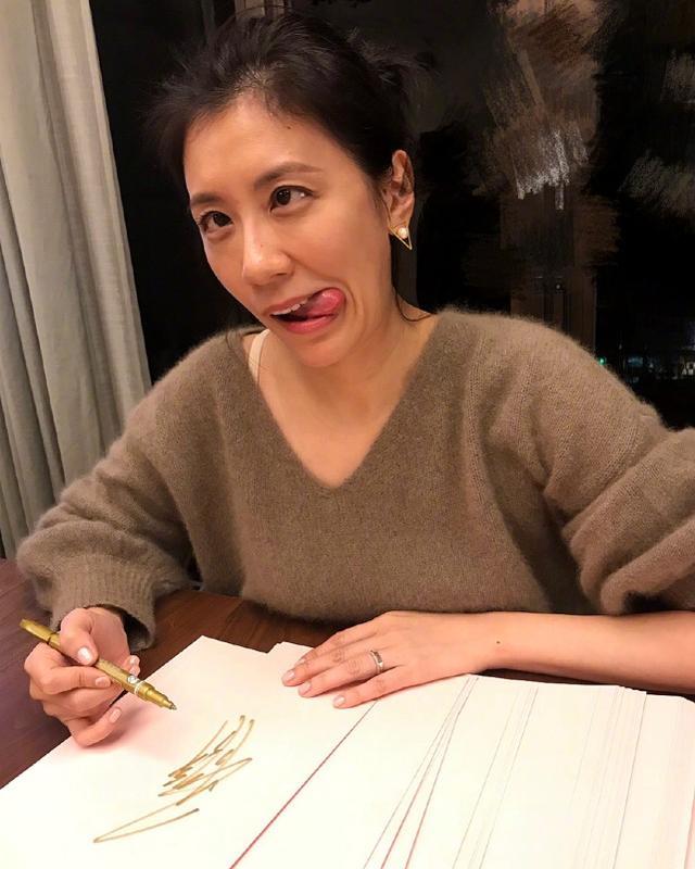 贾静雯罕见童年照曝光,跟女儿咘咘简直一模一