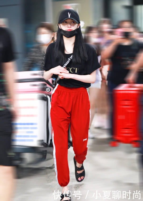 周琼洁红色运动裤太亮眼,脖子好奇怪,看上去和