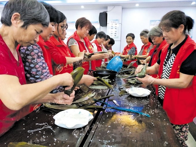 马家河社区举办包粽子大赛