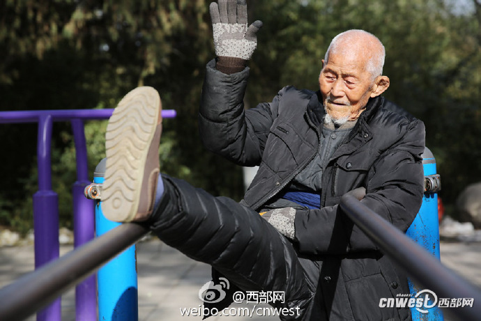 101岁大爷公园里跑步玩单双杠 分享长寿秘诀 2016-11-29 17:21:37| - 辅和 - ya15605506900的博客 101岁大爷公园里跑步玩单双杠 分享长寿秘诀 - 周公乐 - xinhua8848 的博客
