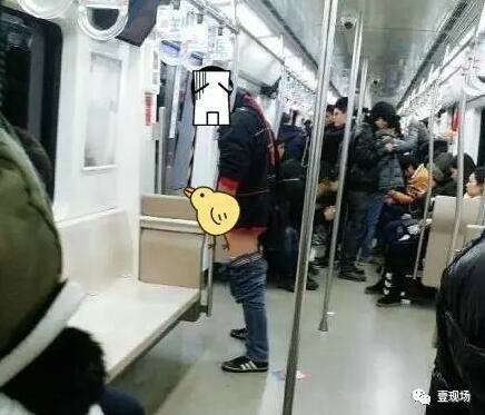 醉酒男上地铁就脱裤子撒尿 一地尿迹无人阻