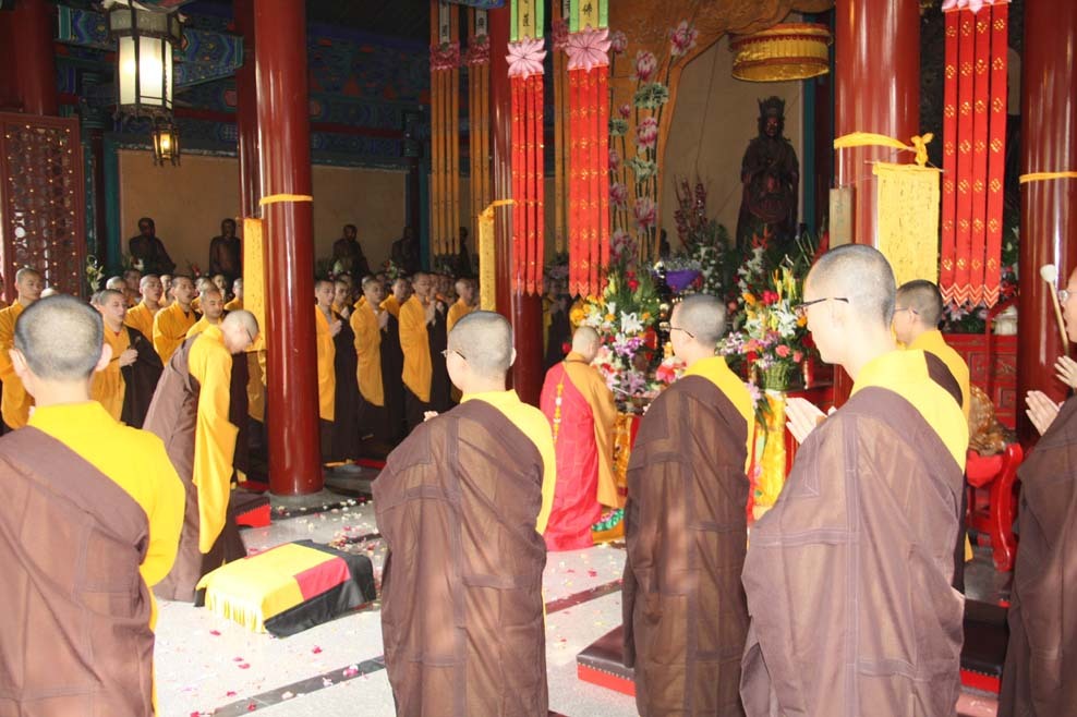 现法源寺占地850㎡,寺内塑有释迦牟尼,观音,地藏,弥勒,韦驮,十八罗汉