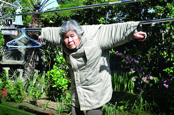 90岁玩自拍的她吸粉20万，活得比18岁还精彩！