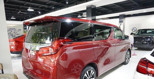 丰田埃尔法车标为啥有2种19款更帅十倍,加价却